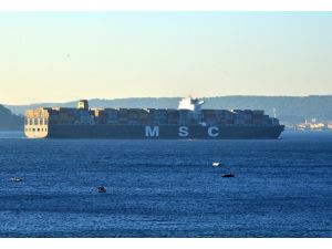 Dev konteyner gemisi Çanakkale Boğazı'ndan geçti