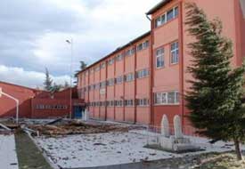 Akşehir Lisesi'nin çatısı uçtu