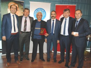Türk Eğitim-Sen’den emekli öğretmenlere plaket