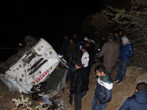 Manisa'da işçileri taşıyan minibüs şarampole devrildi