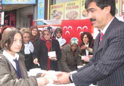 MHP’li kadınlar aşure dağıttı