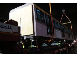 İstanbul'un yeni metro vagonları raylara indirildi