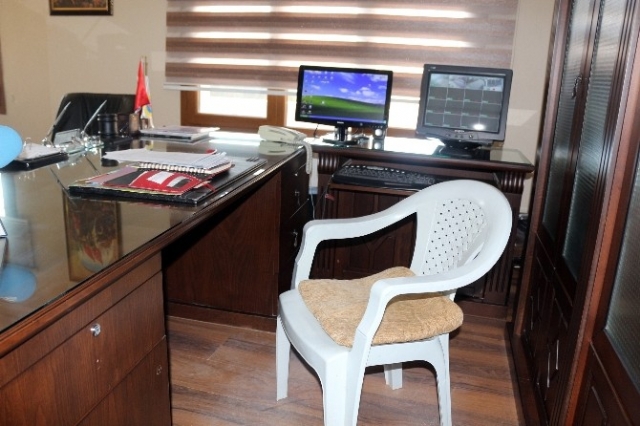 15 TL'lik Plastik Sandalye Makam Koltuğu Oldu