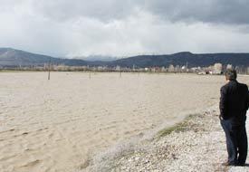 Derebucak'ta taşkın alarmı verildi