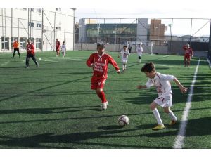 Öğretmenler ile öğrenciler futbol maçı yaptı