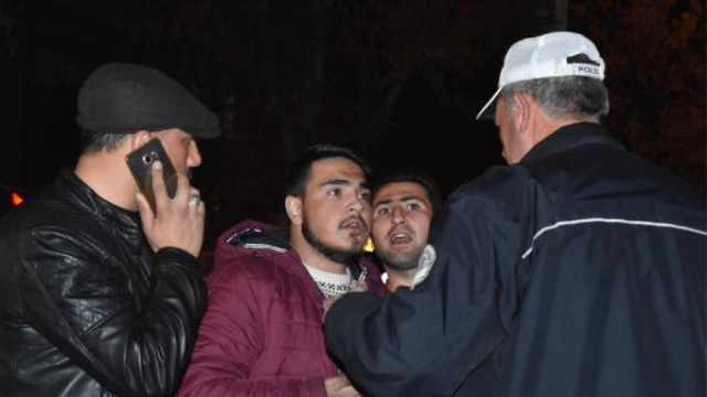 Konya'da hafif ticari araç tramvay yoluna devrildi