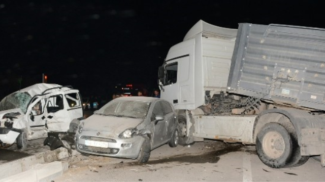 Aksaray'da Tır, İki Araca Çarptı: 1 Ölü