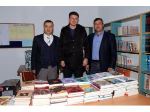 İş adamından okul kütüphanesine kitap yardımı