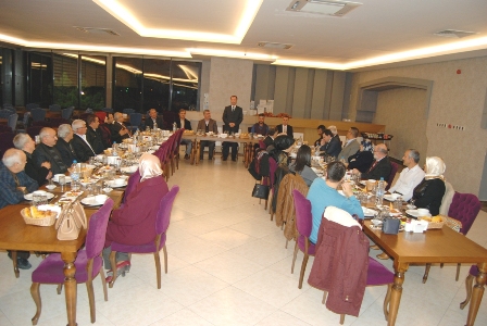 Emekli olan öğretmenlere plaket