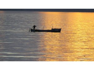 Balıkçıların kartpostallık gün batımı mesaisi