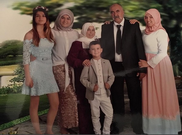 İzdivaç Hanife'nin Aile Üyeleriyle Fotoğrafları Ortaya Çıktı