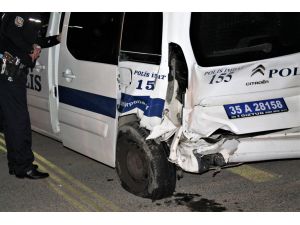 İzmir'de otomobil polis aracına çarptı: 5 yaralı