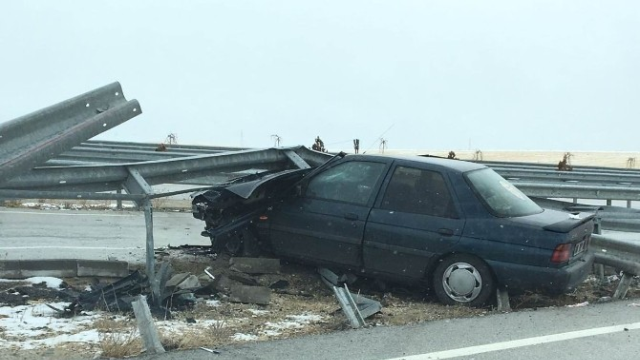 Otomobil Bariyere Çarptı, Sürücü Yaralandı