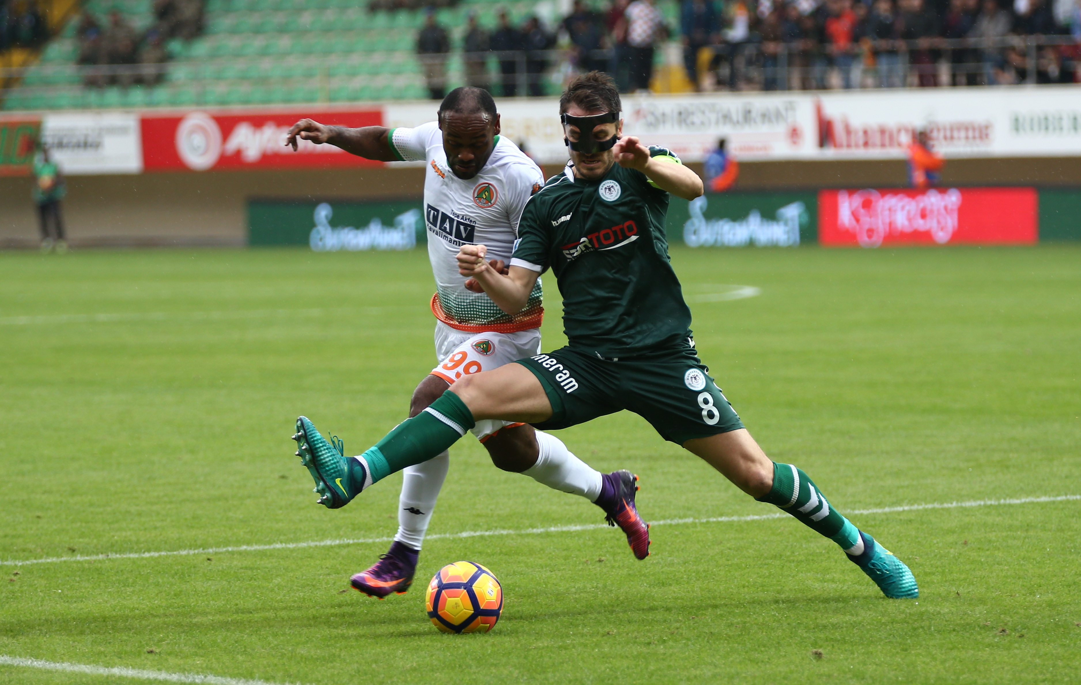 Ali Çamdalı, maskeyle oynadı