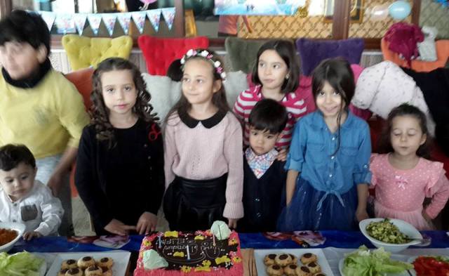 Küçük Ailesinde Yaşgünü Mutlulugu