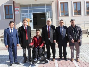 Müge Anlı engelli öğrenciye akülü araç gönderdi