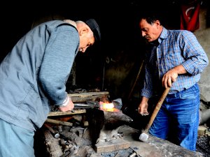 Konya'da baba oğul demir ustasından "Kayı" baltası