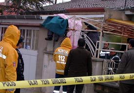 Çatıdan gölgelik demirlerinin üzerine düştü