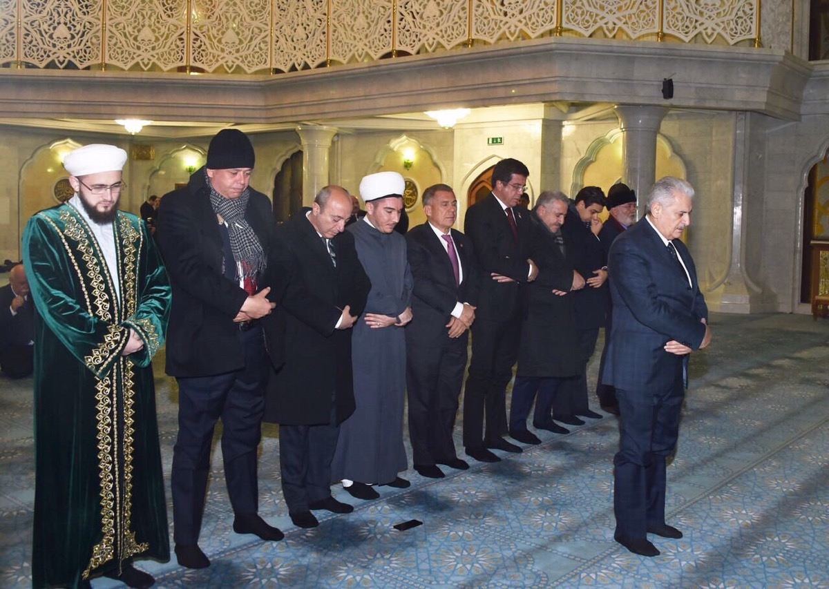 Başbakan Yıldırım Tataristan'da namaz kıldırdı