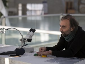 Saç teline besmele yazdı