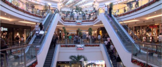 AVM'de çıplak arama skandalı