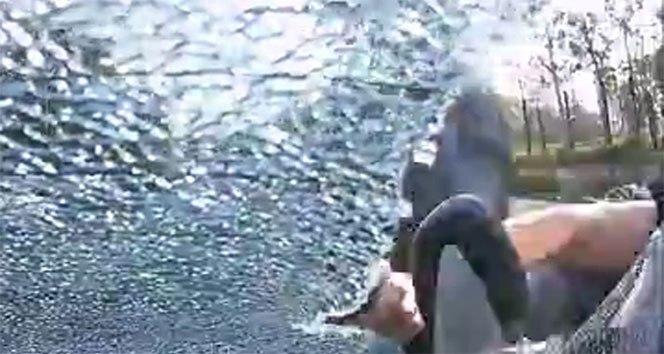 Dikkatsiz motosikletli otomobile çarptı