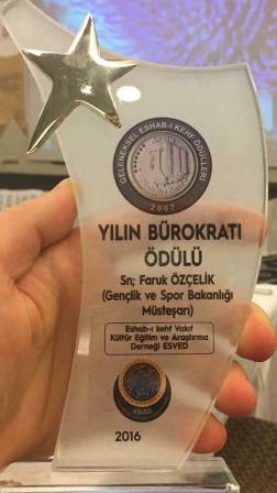 Faruk Özçelik’e yılın bürokratı ödülü