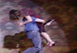 Liseli kızı annesinin yanından kaçırdılar