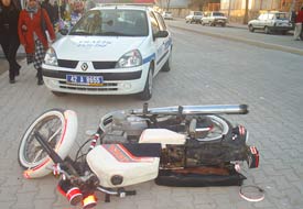 Motosiklet yayaya çarptı