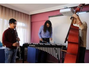 Roman öğrencilerden klarnetle caz