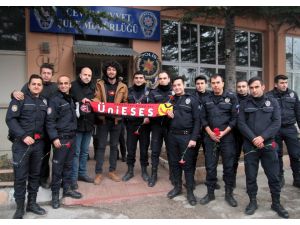 Taraftarlardan polise destek