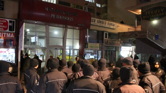 Konya'da Hdp İl Binasına Saldırı: Kapıyı kırıp tabelayı ateşe verdiler