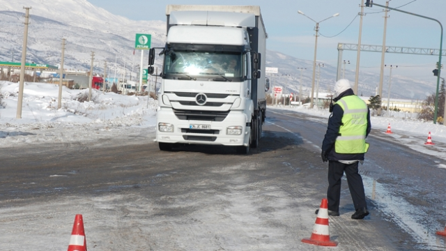 Bu yolları kullanacaklar dikkat! Elverişsiz hava şartları...