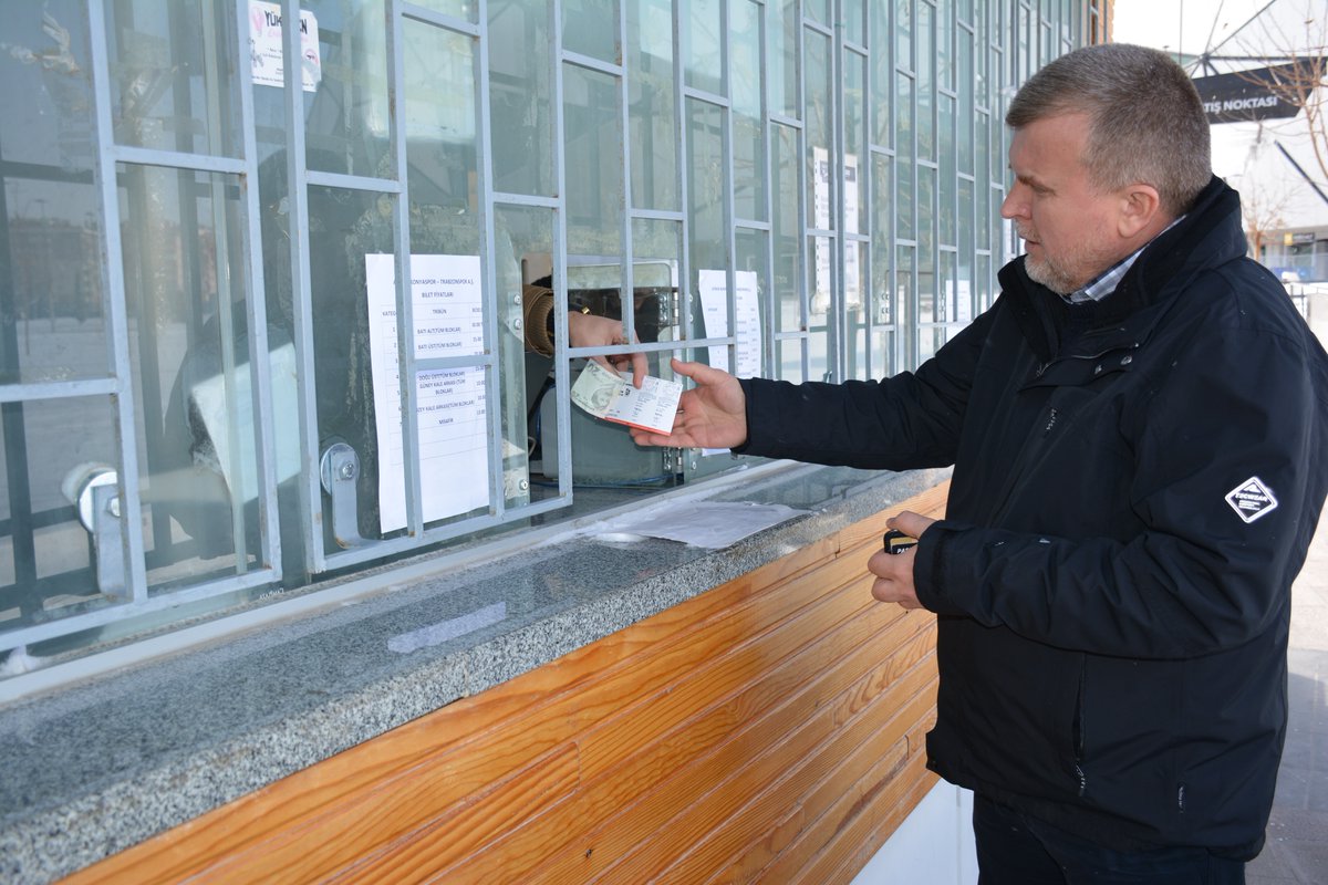 Başkan Şan, maç bileti satın aldı