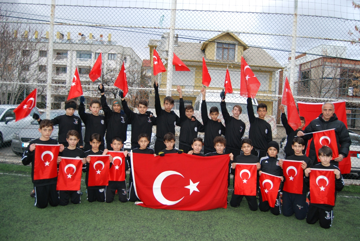 Minik futbolcular, harçlıklarını şehit ailelerine gönderdi