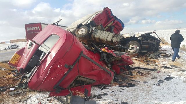 Konya'da iki TIR çarpıştı: 1 ölü, 1 yaralı