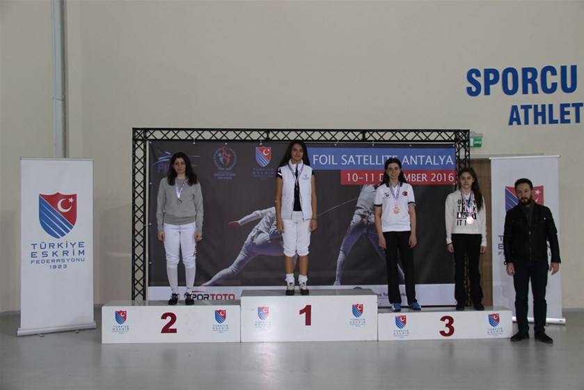 Eskrimciler, madalyayla döndü