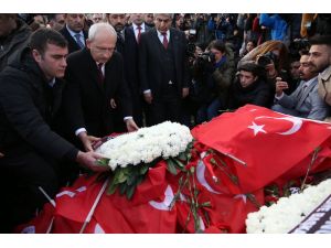 Kılıçdaroğlu, Şehitler Tepesi'ni ziyaret etti