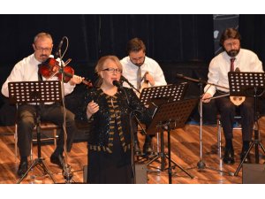 Değişmez, unutulmaz parçaları seslendirdi