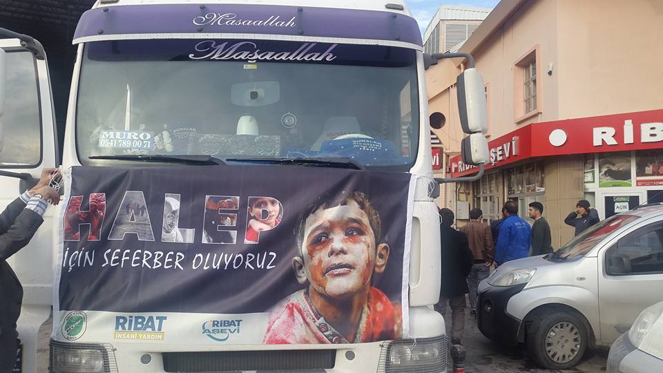 Ribat Halep'e yardım tırlarını gönderiyor