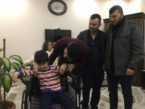 Geçlerden engelli çocuğa tekerlekli sandalye