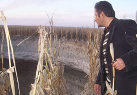 Tarlanın 70 metre çöktüğüne şahit oldu