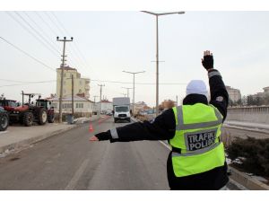 Şarkışla'da plaka ve lastik denetimi
