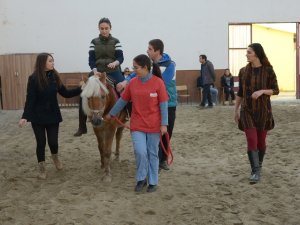 Selçuk’ta atlı terapi binicilik antrenörleri yetiştiriyor