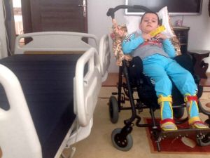 Engelli çocuğa hasta yatağı hediye edildi