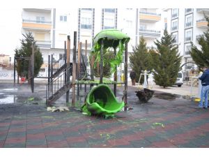 Çocuk parkındaki oyuncaklar yandı