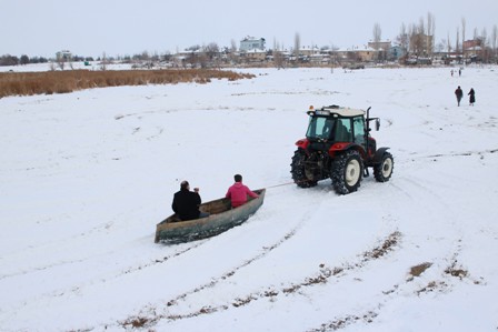 Balıkçıların traktörlü kayak keyfi