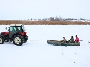 Balıkçıların tekne ile kayak keyfi