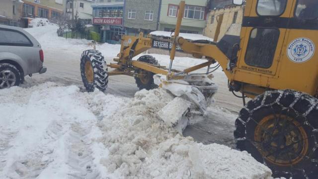 Beyşehir'de kar temizlik çalışmaları sürüyor