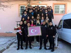 Üniversite öğrencilerinden çevik kuvvete moral ziyareti